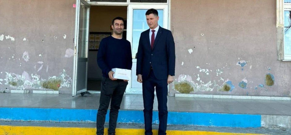 DİGOR KAYMAKAMI AHMED TAYYİB KAHRAMAN’DAN KÖY ÖĞRETMENLERİNE ANLAMLI ÖĞRETMENLER GÜNÜ JESTİ