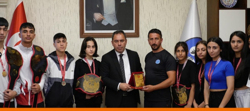 Kars'ın Gururları Başkan Senger'i Ziyaret Etti: Karslı Kickboksçuların Büyük Başarısı