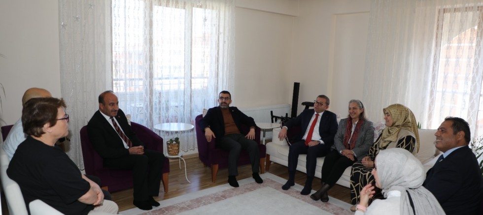 KARS’TA ANLAMLI ZİYARET: MİLLETVEKİLİ ADEM ÇALKIN ŞEHİT ÖĞRETMEN AİLESİNİ YALNIZ BIRAKMADI