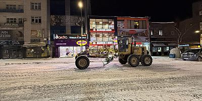 KARS BELEDİYESİ KARLA MÜCADELE ÇALIŞMALARINI ARALIKSIZ SÜRDÜRÜYOR