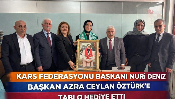 KARS FEDERASYONU BAŞKANI NURİ DENİZ, BAŞKAN AZRA CEYLAN ÖZTÜRK’E TABLO HEDİYE ETTİ